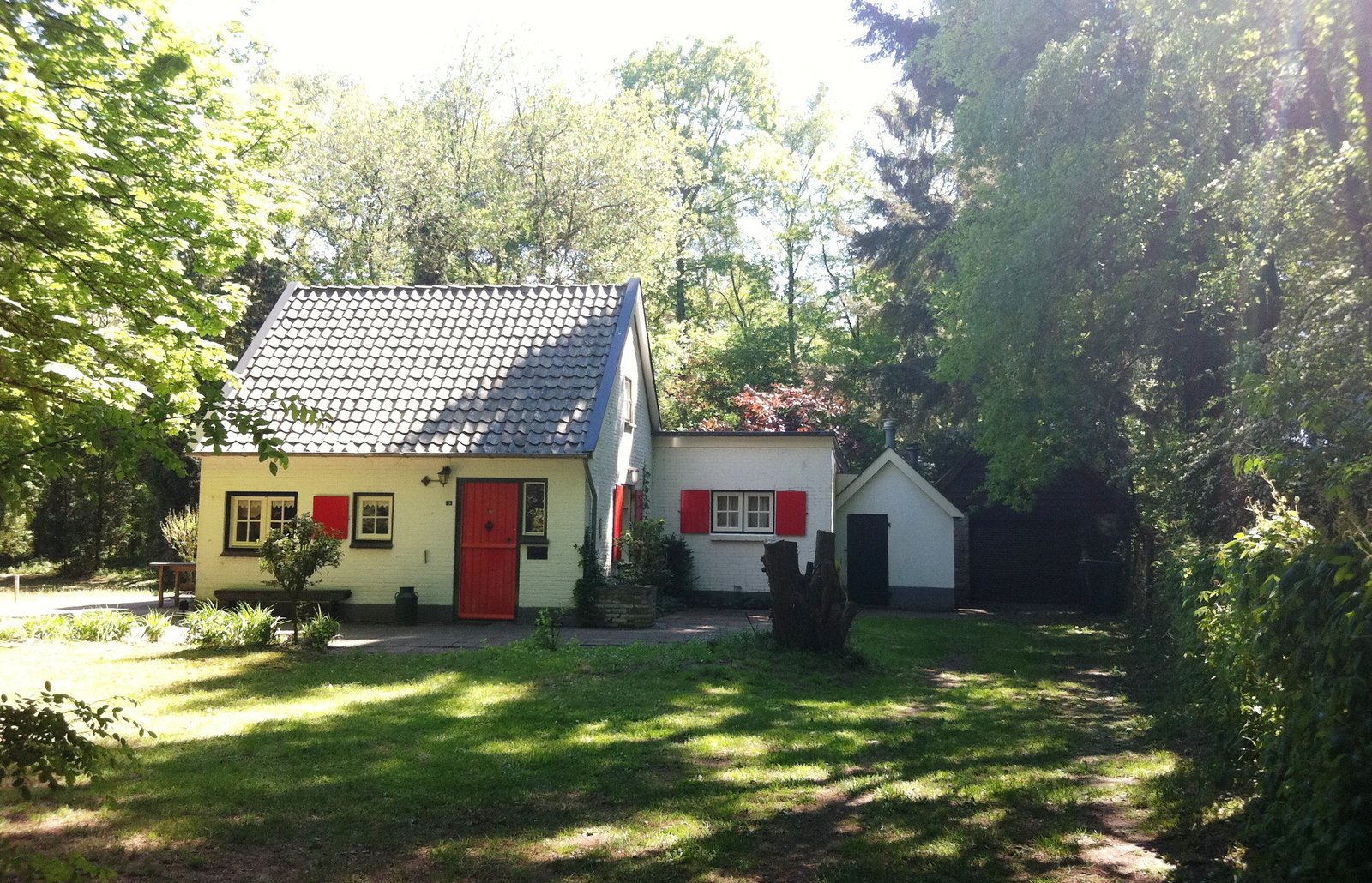 Het natuurhuisje in Klarenbeek met rode luikjes