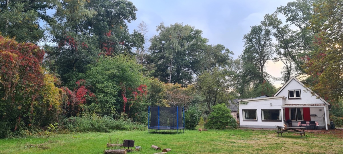 Het huisje met trampoline en herfstkleuren